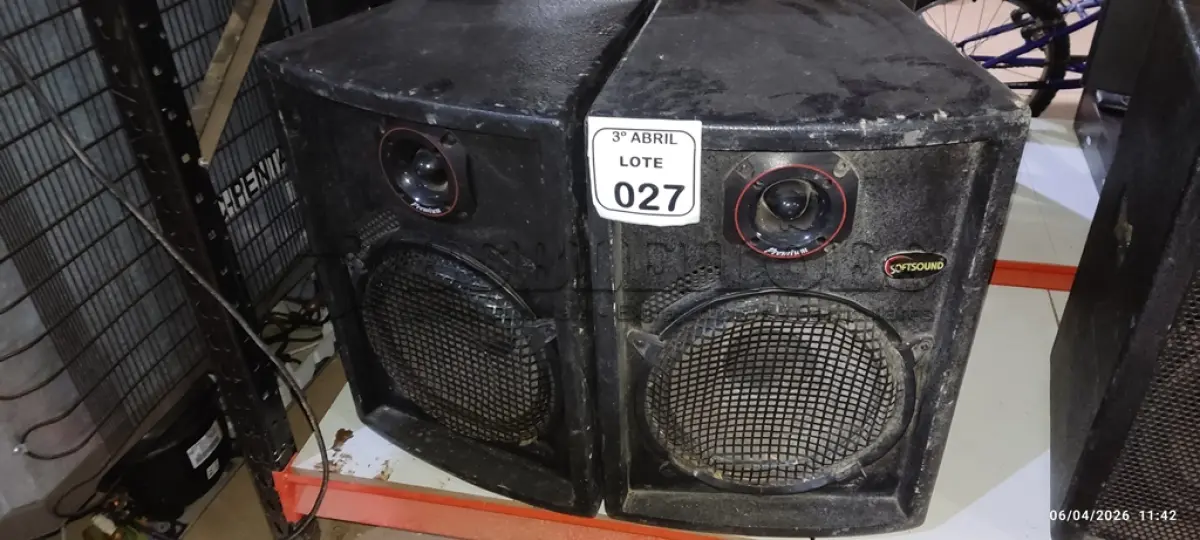 LOTE 027 - 02 CAIXAS DE SOM ALTO FALANTES MARCA SOFTSOUND. (NO ESTADO) ATENÇÃO! FAZER A VISITAÇÃO ANTES DE ARREMATAR, NÃO SABEMOS SE FUNCIONA, LEILÃO NÃO TEM GARANTIA E NEM DEVOLUÇÃO, SUJEITO A POSSÍVEIS AVARIAS VISÍVEIS/OCULTAS E/OU AUSÊNCIA DE COMPONENTES.