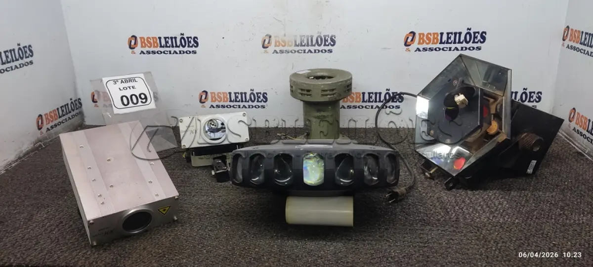 LOTE 009 - 01 APARELHO DE LUZ DE LED MODELO LED-410 MARCA JUBILED, 02 CANHÕES DE LUZ DE LED COM AVARIAS, SIRENE ELETRÔNICA EQUIPAMENTO DE ILUMINAÇÃO ESTILO DISCOTECA. (NO ESTADO) ATENÇÃO! FAZER A VISITAÇÃO ANTES DE ARREMATAR, NÃO SABEMOS SE FUNCIONA, LEILÃO NÃO TEM GARANTIA E NEM DEVOLUÇÃO, SUJEITO A POSSÍVEIS AVARIAS VISÍVEIS/OCULTAS E/OU AUSÊNCIA DE COMPONENTES.