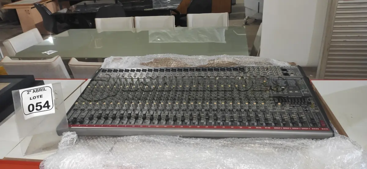 LOTE 054 - 01 MESA DE SOM 28 CANAIS PHONIC MODELO AM3242FX. (NO ESTADO) ATENÇÃO! FAZER A VISITAÇÃO ANTES DE ARREMATAR, NÃO SABEMOS SE FUNCIONA, LEILÃO NÃO TEM GARANTIA E NEM DEVOLUÇÃO, SUJEITO A POSSÍVEIS AVARIAS VISÍVEIS/OCULTAS E/OU AUSÊNCIA DE COMPONENTES.