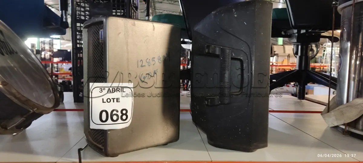LOTE 068 - 02 CAIXAS DE SOM. (NO ESTADO) ATENÇÃO! FAZER A VISITAÇÃO ANTES DE ARREMATAR, NÃO SABEMOS SE FUNCIONA, LEILÃO NÃO TEM GARANTIA E NEM DEVOLUÇÃO, SUJEITO A POSSÍVEIS AVARIAS VISÍVEIS/OCULTAS E/OU AUSÊNCIA DE COMPONENTES.