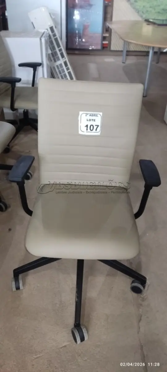 LOTE 107 - 01 CADEIRA GIRATÓRIA PARA ESCRITÓRIO NA COR BEGE MARCA ALBERFLEX. (NO ESTADO) ATENÇÃO! FAZER A VISITAÇÃO ANTES DE ARREMATAR, NÃO SABEMOS SE FUNCIONA, LEILÃO NÃO TEM GARANTIA E NEM DEVOLUÇÃO, SUJEITO A POSSÍVEIS AVARIAS VISÍVEIS/OCULTAS E/OU AUSÊNCIA DE COMPONENTES.