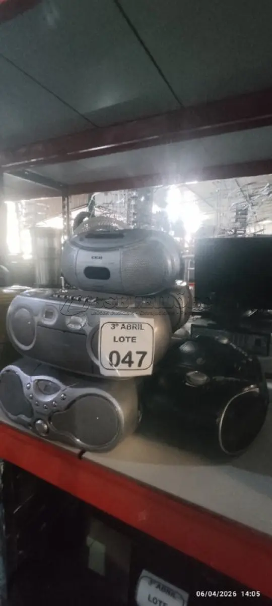 LOTE 047 - 06 APARELHOS DE SOM PORTÁTEIS DE MARCAS E MODELOS DIVERSOS. (NO ESTADO) ATENÇÃO! FAZER A VISITAÇÃO ANTES DE ARREMATAR, NÃO SABEMOS SE FUNCIONA, LEILÃO NÃO TEM GARANTIA E NEM DEVOLUÇÃO, SUJEITO A POSSÍVEIS AVARIAS VISÍVEIS/OCULTAS E/OU AUSÊNCIA DE COMPONENTES.