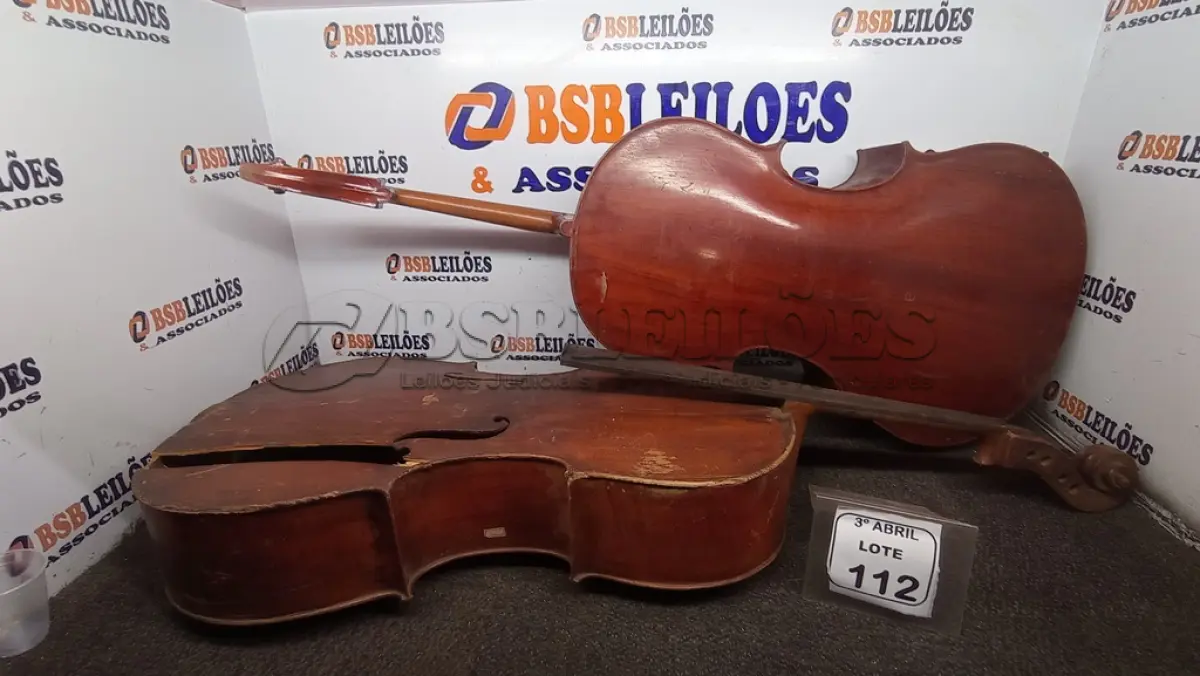 LOTE 112 - 02 VIOLONCELOS COM AVARIAS. (NO ESTADO) ATENÇÃO! FAZER A VISITAÇÃO ANTES DE ARREMATAR, NÃO SABEMOS SE FUNCIONA, LEILÃO NÃO TEM GARANTIA E NEM DEVOLUÇÃO, SUJEITO A POSSÍVEIS AVARIAS VISÍVEIS/OCULTAS E/OU AUSÊNCIA DE COMPONENTES.