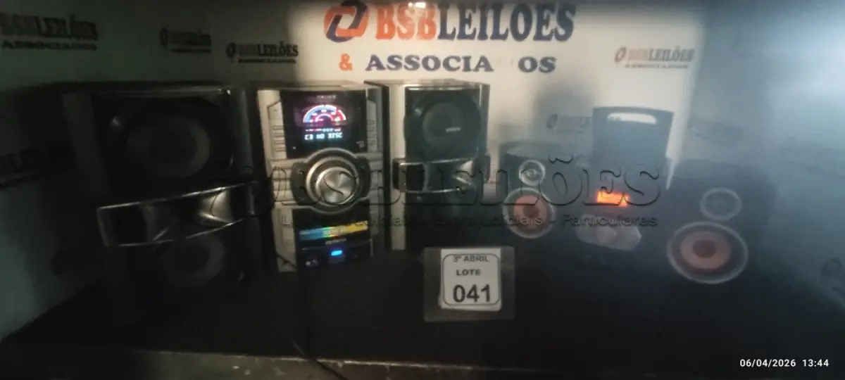 LOTE 041 - 01 MICRO SYSTEM COM CAIXAS ACOPLADAS MARCA LENOXX E 01 MICRO SYSTEM COM 02 CAIXAS DE SOM MARCA SONY. (NO ESTADO) ATENÇÃO! FAZER A VISITAÇÃO ANTES DE ARREMATAR, NÃO SABEMOS SE FUNCIONA, LEILÃO NÃO TEM GARANTIA E NEM DEVOLUÇÃO, SUJEITO A POSSÍVEIS AVARIAS VISÍVEIS/OCULTAS E/OU AUSÊNCIA DE COMPONENTES.
