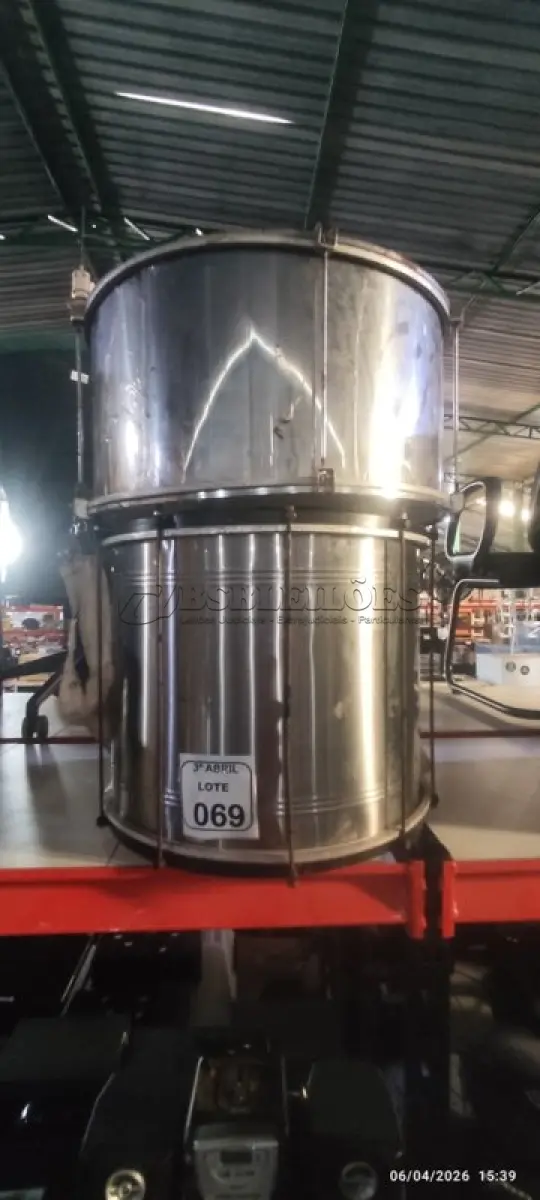 LOTE 069 - 01 SURDO E 01 TAMBOR DE PERUCÃO. (NO ESTADO) ATENÇÃO! FAZER A VISITAÇÃO ANTES DE ARREMATAR, NÃO SABEMOS SE FUNCIONA, LEILÃO NÃO TEM GARANTIA E NEM DEVOLUÇÃO, SUJEITO A POSSÍVEIS AVARIAS VISÍVEIS/OCULTAS E/OU AUSÊNCIA DE COMPONENTES.