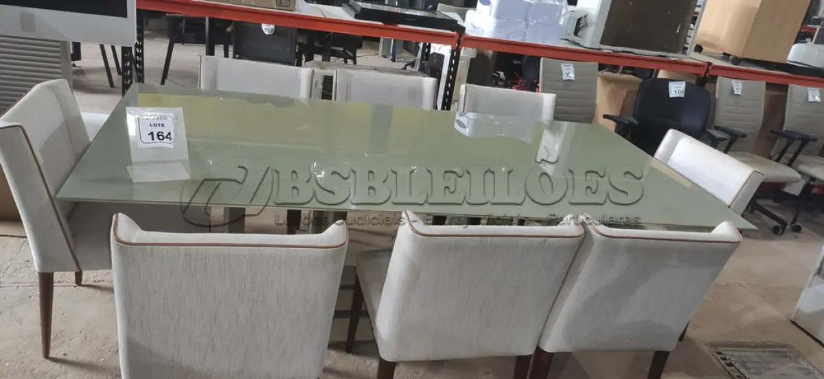 LOTE 164 - 01 MESA PARA JANTAR COM PÉS EM MADEIRA COM TAMPO EM MADEIRA E VIDRO NA COR CINZA CLARO COM 08 CADEIRAS EM MADEIRA E ESTOFADO CINZA. (NO ESTADO) ATENÇÃO! FAZER A VISITAÇÃO ANTES DE ARREMATAR, NÃO SABEMOS SE FUNCIONA, LEILÃO NÃO TEM GARANTIA E NEM DEVOLUÇÃO, SUJEITO A POSSÍVEIS AVARIAS VISÍVEIS/OCULTAS E/OU AUSÊNCIA DE COMPONENTES.