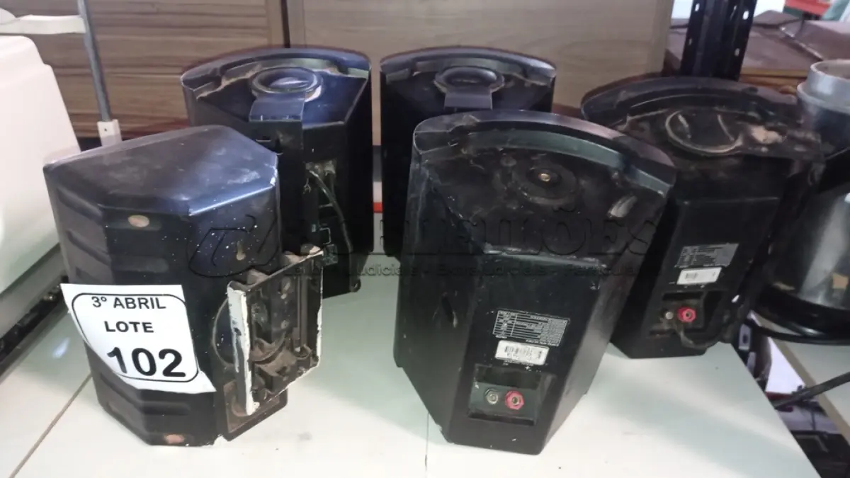 LOTE 102 - 05 CAIXAS DE SOM AMBIENTE O’NEAL. (NO ESTADO) ATENÇÃO! FAZER A VISITAÇÃO ANTES DE ARREMATAR, NÃO SABEMOS SE FUNCIONA, LEILÃO NÃO TEM GARANTIA E NEM DEVOLUÇÃO, SUJEITO A POSSÍVEIS AVARIAS VISÍVEIS/OCULTAS E/OU AUSÊNCIA DE COMPONENTES.