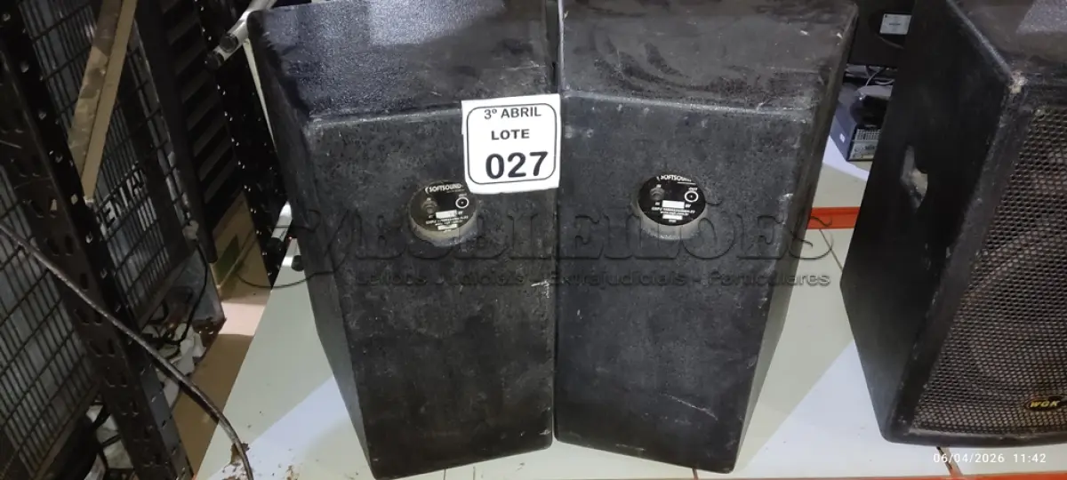 LOTE 027 - 02 CAIXAS DE SOM ALTO FALANTES MARCA SOFTSOUND. (NO ESTADO) ATENÇÃO! FAZER A VISITAÇÃO ANTES DE ARREMATAR, NÃO SABEMOS SE FUNCIONA, LEILÃO NÃO TEM GARANTIA E NEM DEVOLUÇÃO, SUJEITO A POSSÍVEIS AVARIAS VISÍVEIS/OCULTAS E/OU AUSÊNCIA DE COMPONENTES.
