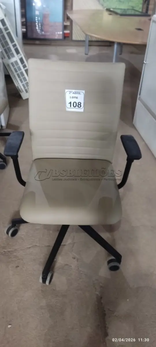 LOTE 108 - 01 CADEIRA GIRATÓRIA PARA ESCRITÓRIO NA COR BEGE MARCA ALBERFLEX. (NO ESTADO) ATENÇÃO! FAZER A VISITAÇÃO ANTES DE ARREMATAR, NÃO SABEMOS SE FUNCIONA, LEILÃO NÃO TEM GARANTIA E NEM DEVOLUÇÃO, SUJEITO A POSSÍVEIS AVARIAS VISÍVEIS/OCULTAS E/OU AUSÊNCIA DE COMPONENTES.