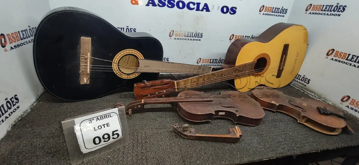 LOTE 095 - 02 VIOLÕES E 02 VIOLINOS. (NO ESTADO) ATENÇÃO! FAZER A VISITAÇÃO ANTES DE ARREMATAR, NÃO SABEMOS SE FUNCIONA, LEILÃO NÃO TEM GARANTIA E NEM DEVOLUÇÃO, SUJEITO A POSSÍVEIS AVARIAS VISÍVEIS/OCULTAS E/OU AUSÊNCIA DE COMPONENTES.