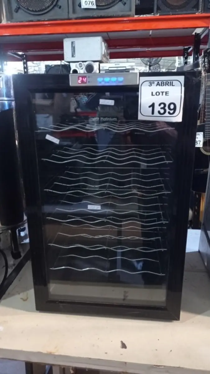 LOTE 139 - 01 CLIMATIZADOR DE VINHOS COM 06 PRATELEIRAS 220V MARCA PLATINIUM. (NO ESTADO) ATENÇÃO! FAZER A VISITAÇÃO ANTES DE ARREMATAR, NÃO SABEMOS SE FUNCIONA, LEILÃO NÃO TEM GARANTIA E NEM DEVOLUÇÃO, SUJEITO A POSSÍVEIS AVARIAS VISÍVEIS/OCULTAS E/OU AUSÊNCIA DE COMPONENTES.