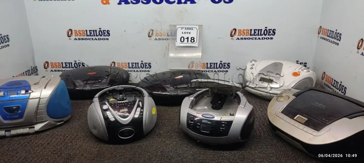 LOTE 018 - 07 APARELHOS DE SOM PORTÁTEIS DE MARCAS E MODELOS DIVERSOS. (NO ESTADO) ATENÇÃO! FAZER A VISITAÇÃO ANTES DE ARREMATAR, NÃO SABEMOS SE FUNCIONA, LEILÃO NÃO TEM GARANTIA E NEM DEVOLUÇÃO, SUJEITO A POSSÍVEIS AVARIAS VISÍVEIS/OCULTAS E/OU AUSÊNCIA DE COMPONENTES.