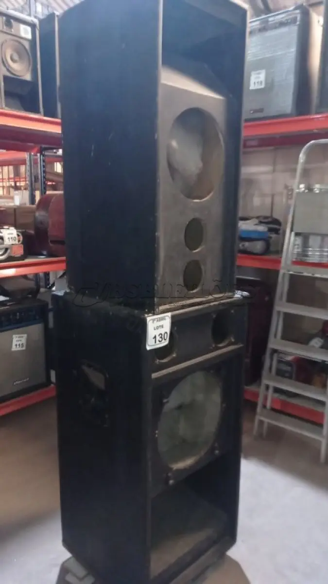 LOTE 130 - 02 CAIXAS DE SOM GRANDE VAZIAS. (NO ESTADO) ATENÇÃO! FAZER A VISITAÇÃO ANTES DE ARREMATAR, NÃO SABEMOS SE FUNCIONA, LEILÃO NÃO TEM GARANTIA E NEM DEVOLUÇÃO, SUJEITO A POSSÍVEIS AVARIAS VISÍVEIS/OCULTAS E/OU AUSÊNCIA DE COMPONENTES.