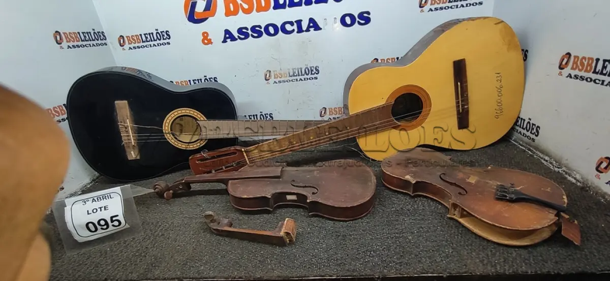 LOTE 095 - 02 VIOLÕES E 02 VIOLINOS. (NO ESTADO) ATENÇÃO! FAZER A VISITAÇÃO ANTES DE ARREMATAR, NÃO SABEMOS SE FUNCIONA, LEILÃO NÃO TEM GARANTIA E NEM DEVOLUÇÃO, SUJEITO A POSSÍVEIS AVARIAS VISÍVEIS/OCULTAS E/OU AUSÊNCIA DE COMPONENTES.