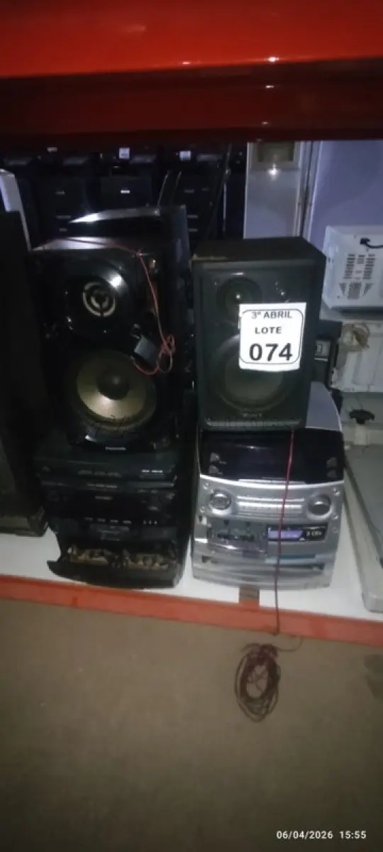 LOTE 074 - 04 APARELHOS DE SOM E 04 CAIXAS DE SOM MARCAS E MODELOS DIVERSOS. (NO ESTADO) ATENÇÃO! FAZER A VISITAÇÃO ANTES DE ARREMATAR, NÃO SABEMOS SE FUNCIONA, LEILÃO NÃO TEM GARANTIA E NEM DEVOLUÇÃO, SUJEITO A POSSÍVEIS AVARIAS VISÍVEIS/OCULTAS E/OU AUSÊNCIA DE COMPONENTES.