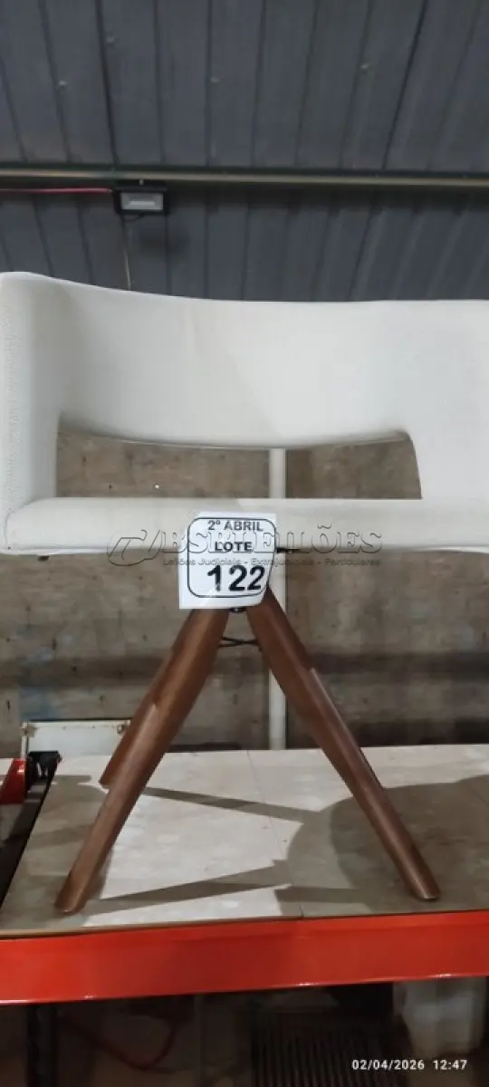 LOTE 122 - 01 POLTRONA GIRATÓRIA PARA ESCRITÓRIO COM PÉS EM MADEIRA. (NO ESTADO) ATENÇÃO! FAZER A VISITAÇÃO ANTES DE ARREMATAR, NÃO SABEMOS SE FUNCIONA, LEILÃO NÃO TEM GARANTIA E NEM DEVOLUÇÃO, SUJEITO A POSSÍVEIS AVARIAS VISÍVEIS/OCULTAS E/OU AUSÊNCIA DE COMPONENTES.