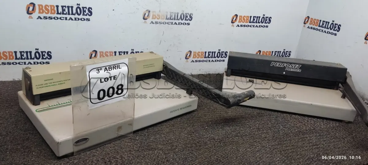LOTE 008 - 02 GUILHOTINAS DE PAPEL MANUAL. (NO ESTADO) ATENÇÃO! FAZER A VISITAÇÃO ANTES DE ARREMATAR, NÃO SABEMOS SE FUNCIONA, LEILÃO NÃO TEM GARANTIA E NEM DEVOLUÇÃO, SUJEITO A POSSÍVEIS AVARIAS VISÍVEIS/OCULTAS E/OU AUSÊNCIA DE COMPONENTES.