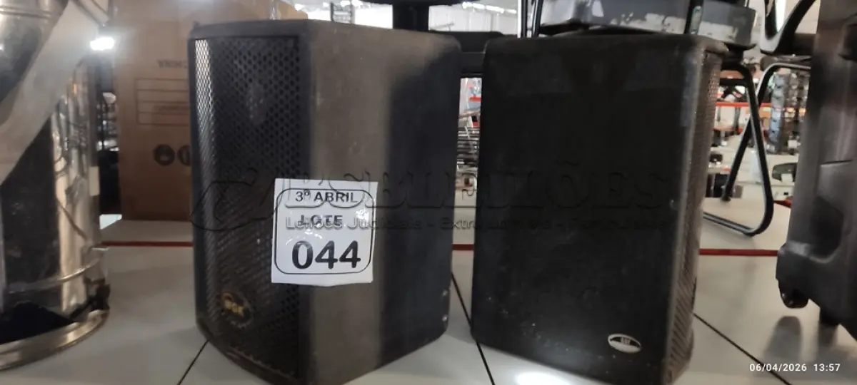 LOTE 044 - 02 CAIXAS DE SOM MÉDIA FALANTES MARCA WGK. (NO ESTADO) ATENÇÃO! FAZER A VISITAÇÃO ANTES DE ARREMATAR, NÃO SABEMOS SE FUNCIONA, LEILÃO NÃO TEM GARANTIA E NEM DEVOLUÇÃO, SUJEITO A POSSÍVEIS AVARIAS VISÍVEIS/OCULTAS E/OU AUSÊNCIA DE COMPONENTES.