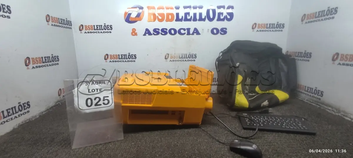 LOTE 025 - 01 PROJETOR MULTIMÍDIA 220V COM CABOS MARCA URMET DARUMA. (NO ESTADO) ATENÇÃO! FAZER A VISITAÇÃO ANTES DE ARREMATAR, NÃO SABEMOS SE FUNCIONA, LEILÃO NÃO TEM GARANTIA E NEM DEVOLUÇÃO, SUJEITO A POSSÍVEIS AVARIAS VISÍVEIS/OCULTAS E/OU AUSÊNCIA DE COMPONENTES.