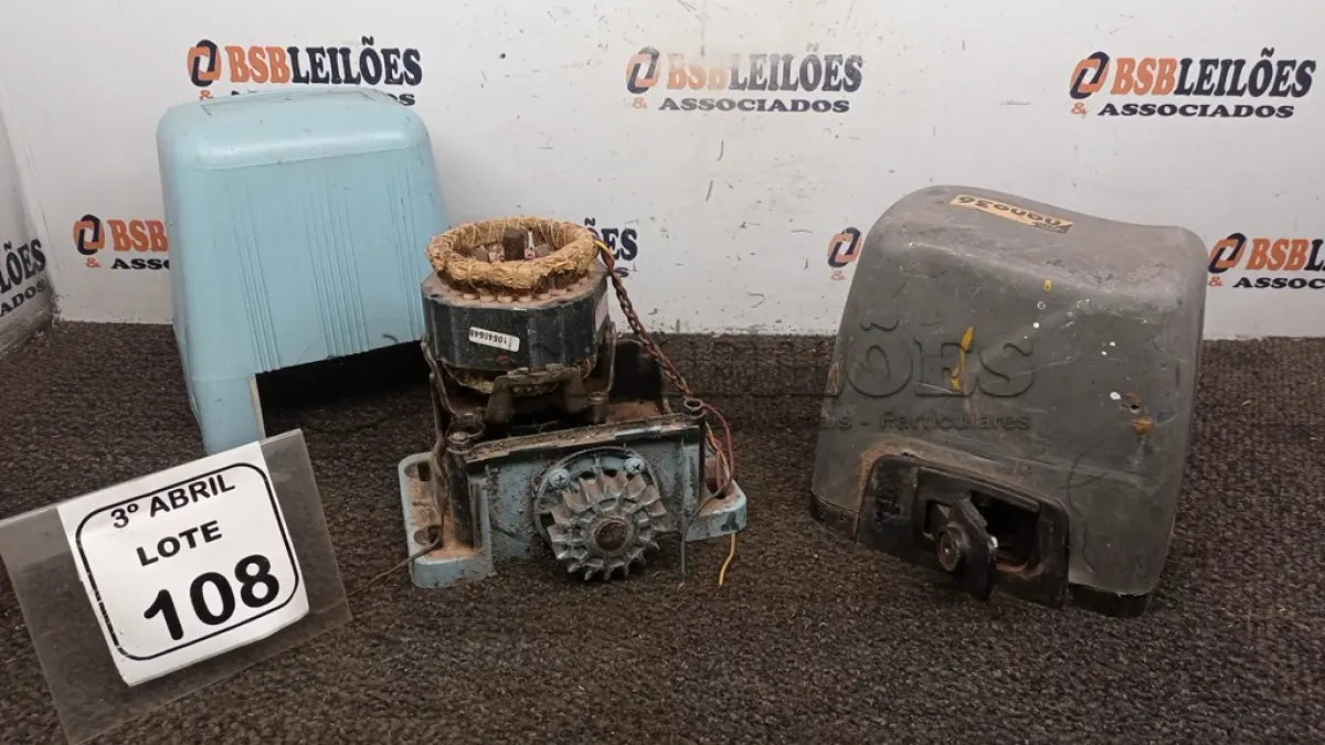 LOTE 108 - 02 MOTORES DE PORTÃO. (NO ESTADO) ATENÇÃO! FAZER A VISITAÇÃO ANTES DE ARREMATAR, NÃO SABEMOS SE FUNCIONA, LEILÃO NÃO TEM GARANTIA E NEM DEVOLUÇÃO, SUJEITO A POSSÍVEIS AVARIAS VISÍVEIS/OCULTAS E/OU AUSÊNCIA DE COMPONENTES.