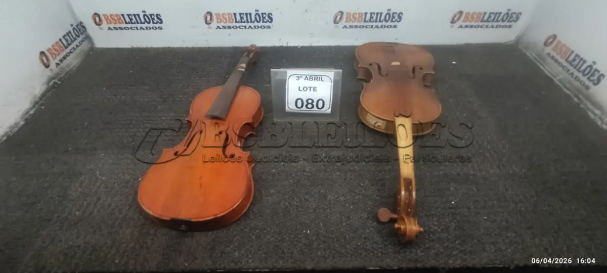 LOTE 080 - 02 VIOLINOS INCOMPLETOS. (NO ESTADO) ATENÇÃO! FAZER A VISITAÇÃO ANTES DE ARREMATAR, NÃO SABEMOS SE FUNCIONA, LEILÃO NÃO TEM GARANTIA E NEM DEVOLUÇÃO, SUJEITO A POSSÍVEIS AVARIAS VISÍVEIS/OCULTAS E/OU AUSÊNCIA DE COMPONENTES.