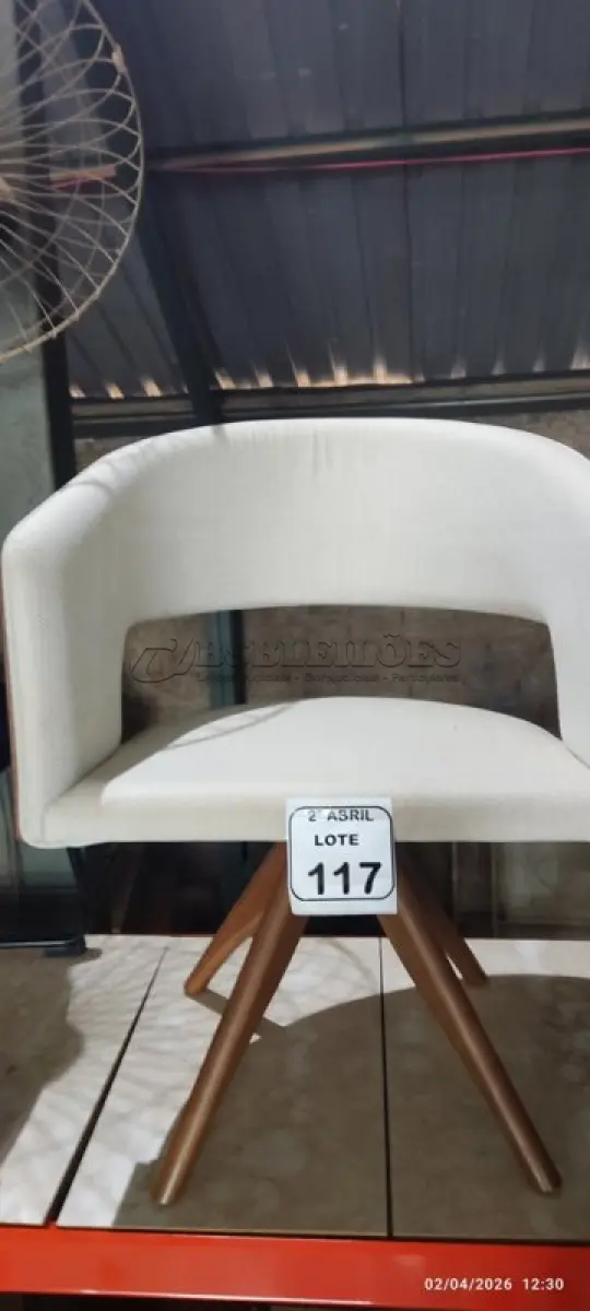LOTE 117 - 01 POLTRONA GIRATÓRIA PARA ESCRITÓRIO COM PÉS EM MADEIRA. (NO ESTADO) ATENÇÃO! FAZER A VISITAÇÃO ANTES DE ARREMATAR, NÃO SABEMOS SE FUNCIONA, LEILÃO NÃO TEM GARANTIA E NEM DEVOLUÇÃO, SUJEITO A POSSÍVEIS AVARIAS VISÍVEIS/OCULTAS E/OU AUSÊNCIA DE COMPONENTES.