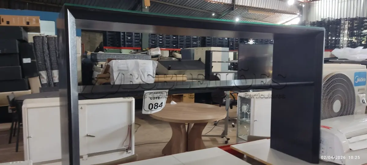 LOTE 084 - 01 APARADOR EM MADEIRA COM VIDRO. (NO ESTADO) ATENÇÃO! FAZER A VISITAÇÃO ANTES DE ARREMATAR, NÃO SABEMOS SE FUNCIONA, LEILÃO NÃO TEM GARANTIA E NEM DEVOLUÇÃO, SUJEITO A POSSÍVEIS AVARIAS VISÍVEIS/OCULTAS E/OU AUSÊNCIA DE COMPONENTES.