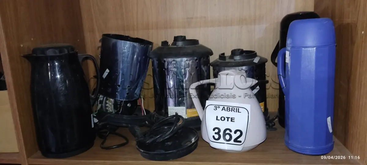 LOTE 362 - 04 GARRAFAS TÉRMICAS E 03 MOTORES DE LIQUIDIFICADOR INDUSTRIAL. (NO ESTADO) ATENÇÃO! FAZER A VISITAÇÃO ANTES DE ARREMATAR, NÃO SABEMOS SE FUNCIONA, LEILÃO NÃO TEM GARANTIA E NEM DEVOLUÇÃO, SUJEITO A POSSÍVEIS AVARIAS VISÍVEIS/OCULTAS E/OU AUSÊNCIA DE COMPONENTES.