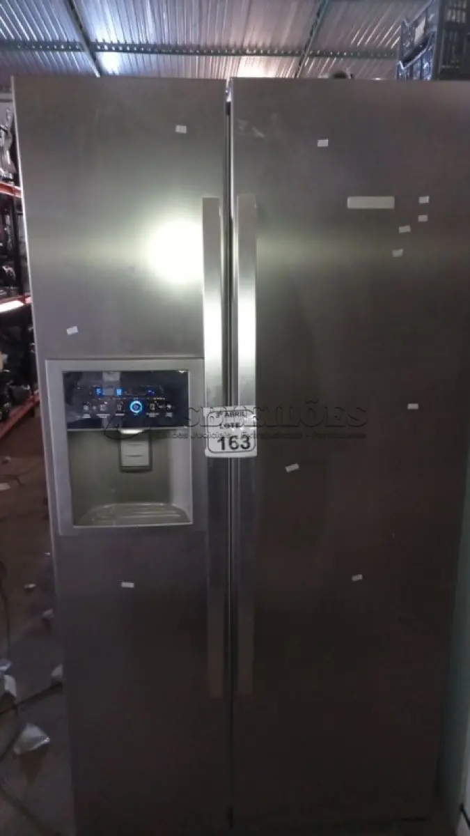 LOTE 163 - 01 GELADEIRA SIDE BI SIDE 504 LITROS 220V MARCA ELECTROLUX. (NO ESTADO) ATENÇÃO! FAZER A VISITAÇÃO ANTES DE ARREMATAR, NÃO SABEMOS SE FUNCIONA, LEILÃO NÃO TEM GARANTIA E NEM DEVOLUÇÃO, SUJEITO A POSSÍVEIS AVARIAS VISÍVEIS/OCULTAS E/OU AUSÊNCIA DE COMPONENTES.