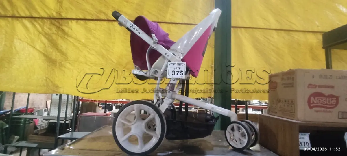 LOTE 375 - 01 CARRINHO DE BEBÊ INCOMPLETO. (NO ESTADO) ATENÇÃO! FAZER A VISITAÇÃO ANTES DE ARREMATAR, NÃO SABEMOS SE FUNCIONA, LEILÃO NÃO TEM GARANTIA E NEM DEVOLUÇÃO, SUJEITO A POSSÍVEIS AVARIAS VISÍVEIS/OCULTAS E/OU AUSÊNCIA DE COMPONENTES.