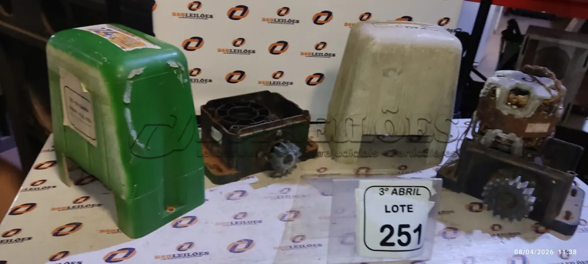 LOTE 251 - 01 MOTORES DE PORTÃO ELÉTRICO E 01 CAIXA PARA MOTOR DE PORTÃO. (NO ESTADO) ATENÇÃO! FAZER A VISITAÇÃO ANTES DE ARREMATAR, NÃO SABEMOS SE FUNCIONA, LEILÃO NÃO TEM GARANTIA E NEM DEVOLUÇÃO, SUJEITO A POSSÍVEIS AVARIAS VISÍVEIS/OCULTAS E/OU AUSÊNCIA DE COMPONENTES.