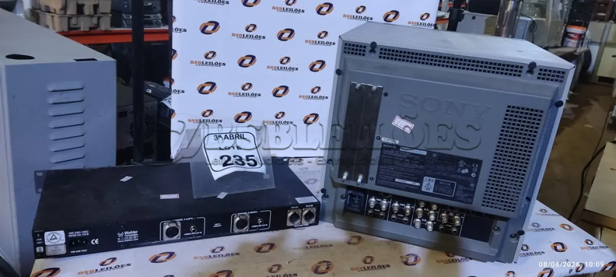 LOTE 235 - 01 MONITOR DE CÂMERA MODELO TRINITON MARCA SONY E 01 CONTROLADORA DE ÁUDIO MODELO AMP1A MARCA WOHLER. (NO ESTADO) ATENÇÃO! FAZER A VISITAÇÃO ANTES DE ARREMATAR, NÃO SABEMOS SE FUNCIONA, LEILÃO NÃO TEM GARANTIA E NEM DEVOLUÇÃO, SUJEITO A POSSÍVEIS AVARIAS VISÍVEIS/OCULTAS E/OU AUSÊNCIA DE COMPONENTES.