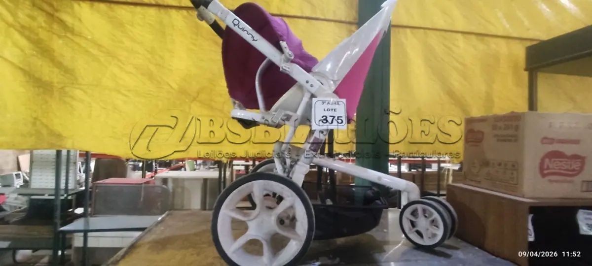 LOTE 375 - 01 CARRINHO DE BEBÊ INCOMPLETO. (NO ESTADO) ATENÇÃO! FAZER A VISITAÇÃO ANTES DE ARREMATAR, NÃO SABEMOS SE FUNCIONA, LEILÃO NÃO TEM GARANTIA E NEM DEVOLUÇÃO, SUJEITO A POSSÍVEIS AVARIAS VISÍVEIS/OCULTAS E/OU AUSÊNCIA DE COMPONENTES.