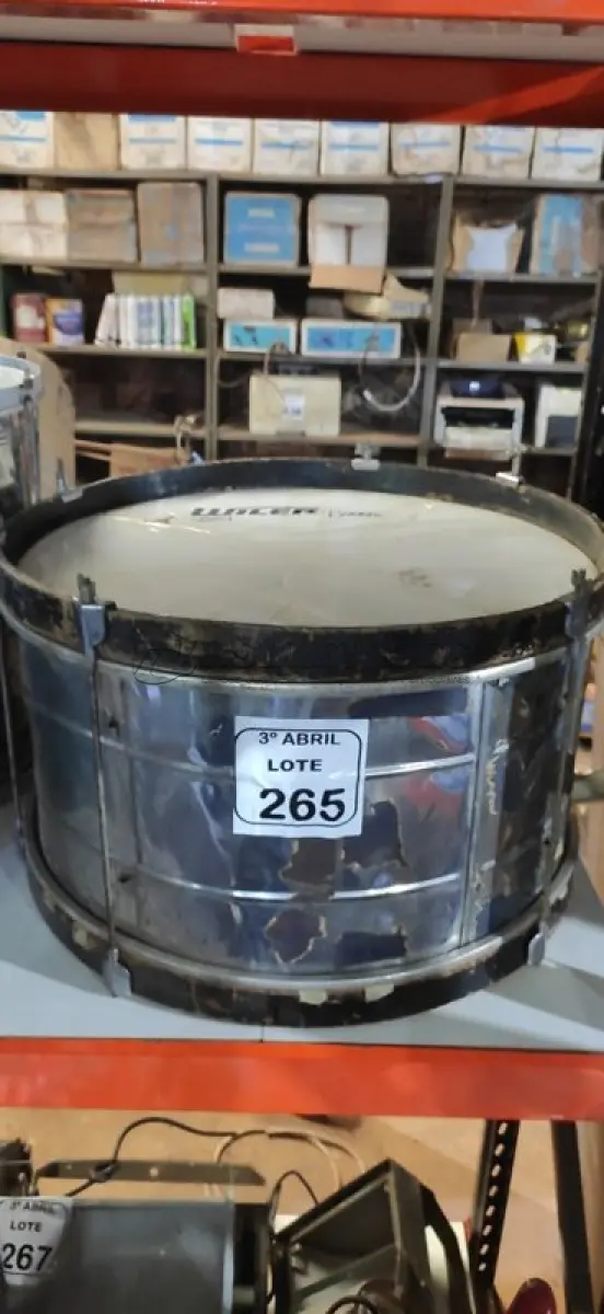 LOTE 265 - 01 TAMBOR DE PERCUSSÃO. (NO ESTADO) ATENÇÃO! FAZER A VISITAÇÃO ANTES DE ARREMATAR, NÃO SABEMOS SE FUNCIONA, LEILÃO NÃO TEM GARANTIA E NEM DEVOLUÇÃO, SUJEITO A POSSÍVEIS AVARIAS VISÍVEIS/OCULTAS E/OU AUSÊNCIA DE COMPONENTES.
