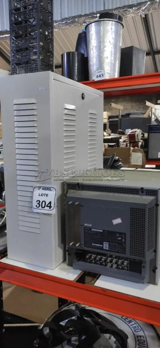 LOTE 304 - 01 BANCO DE BATERIA VAZIO E 01 MONITOR MODELO TRINITON MARCA SONY. (NO ESTADO) ATENÇÃO! FAZER A VISITAÇÃO ANTES DE ARREMATAR, NÃO SABEMOS SE FUNCIONA, LEILÃO NÃO TEM GARANTIA E NEM DEVOLUÇÃO, SUJEITO A POSSÍVEIS AVARIAS VISÍVEIS/OCULTAS E/OU AUSÊNCIA DE COMPONENTES.
