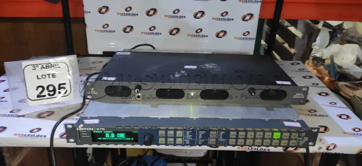 LOTE 295 - 01 PAINEL DE CONTROLE REMOTO PARA RACK MODELO X75 MARCA LEITCH E 01 CONTROLADORA DE ÁUDIO. (NO ESTADO) ATENÇÃO! FAZER A VISITAÇÃO ANTES DE ARREMATAR, NÃO SABEMOS SE FUNCIONA, LEILÃO NÃO TEM GARANTIA E NEM DEVOLUÇÃO, SUJEITO A POSSÍVEIS AVARIAS VISÍVEIS/OCULTAS E/OU AUSÊNCIA DE COMPONENTES.