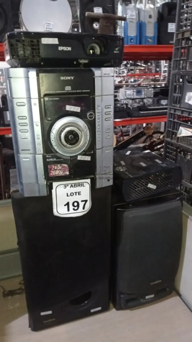 LOTE 197 - 01 MINI SYSTEM MARCA SONY, 02 CAIXAS DE SOM AVULSO E 02 PROJETORES PARA RETIRADA DE PEÇAS. (NO ESTADO) ATENÇÃO! FAZER A VISITAÇÃO ANTES DE ARREMATAR, NÃO SABEMOS SE FUNCIONA, LEILÃO NÃO TEM GARANTIA E NEM DEVOLUÇÃO, SUJEITO A POSSÍVEIS AVARIAS VISÍVEIS/OCULTAS E/OU AUSÊNCIA DE COMPONENTES.