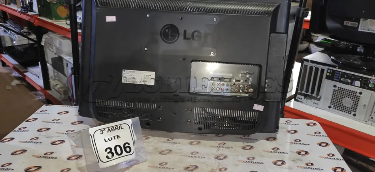 LOTE 306 - 01 TV MONITOR LCD 26’’ MARCA LG. (NO ESTADO) ATENÇÃO! FAZER A VISITAÇÃO ANTES DE ARREMATAR, NÃO SABEMOS SE FUNCIONA, LEILÃO NÃO TEM GARANTIA E NEM DEVOLUÇÃO, SUJEITO A POSSÍVEIS AVARIAS VISÍVEIS/OCULTAS E/OU AUSÊNCIA DE COMPONENTES.