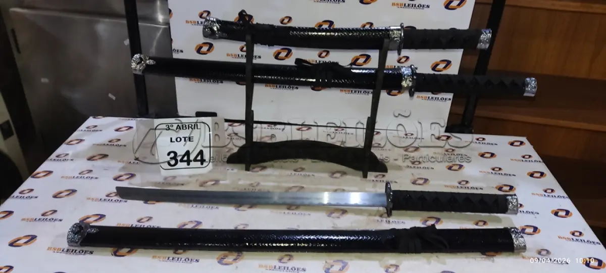 LOTE 344 - 03 ESPADAS KATANA ORNAMENTAL COM SUPORTE  ( PRODUTO NOVO). (NO ESTADO) ATENÇÃO! FAZER A VISITAÇÃO ANTES DE ARREMATAR, NÃO SABEMOS SE FUNCIONA, LEILÃO NÃO TEM GARANTIA E NEM DEVOLUÇÃO, SUJEITO A POSSÍVEIS AVARIAS VISÍVEIS/OCULTAS E/OU AUSÊNCIA DE COMPONENTES.