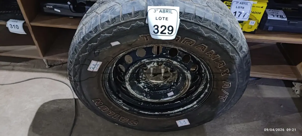 LOTE 329 - 01 PNEU COM RODA ARO 17 265/70 17 MARCA TERRAMAX. (NO ESTADO) ATENÇÃO! FAZER A VISITAÇÃO ANTES DE ARREMATAR, NÃO SABEMOS SE FUNCIONA, LEILÃO NÃO TEM GARANTIA E NEM DEVOLUÇÃO, SUJEITO A POSSÍVEIS AVARIAS VISÍVEIS/OCULTAS E/OU AUSÊNCIA DE COMPONENTES.