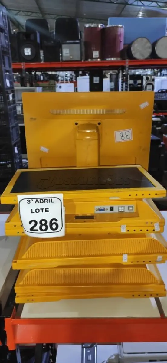 LOTE 286 - 12 MONITORES DE LCD PARA RETIRADA DE PEÇAS. (NO ESTADO) ATENÇÃO! FAZER A VISITAÇÃO ANTES DE ARREMATAR, NÃO SABEMOS SE FUNCIONA, LEILÃO NÃO TEM GARANTIA E NEM DEVOLUÇÃO, SUJEITO A POSSÍVEIS AVARIAS VISÍVEIS/OCULTAS E/OU AUSÊNCIA DE COMPONENTES.