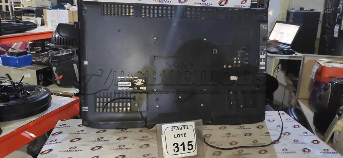 LOTE 315 - 01 TV LCD 32’’ MARCA SONY. (NO ESTADO) ATENÇÃO! FAZER A VISITAÇÃO ANTES DE ARREMATAR, NÃO SABEMOS SE FUNCIONA, LEILÃO NÃO TEM GARANTIA E NEM DEVOLUÇÃO, SUJEITO A POSSÍVEIS AVARIAS VISÍVEIS/OCULTAS E/OU AUSÊNCIA DE COMPONENTES.