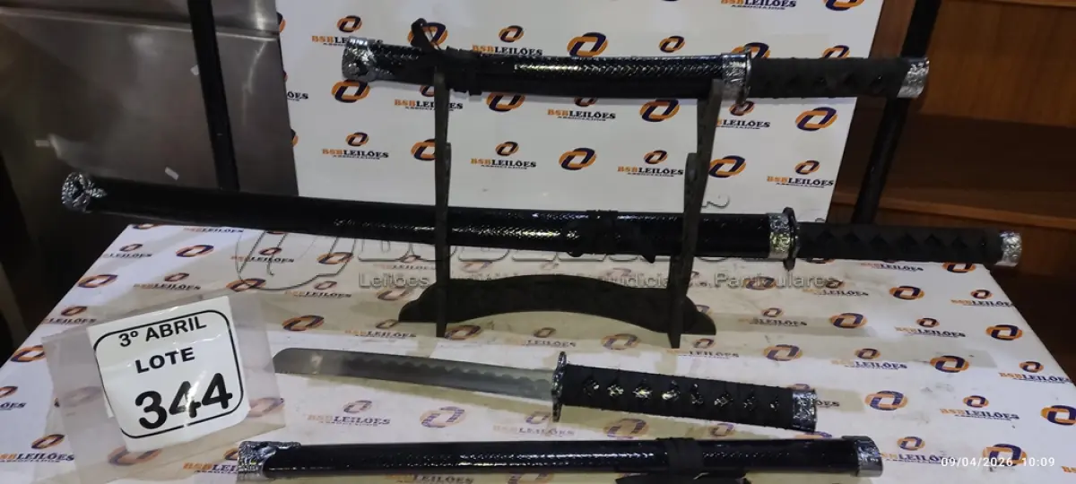 LOTE 344 - 03 ESPADAS KATANA ORNAMENTAL COM SUPORTE  ( PRODUTO NOVO). (NO ESTADO) ATENÇÃO! FAZER A VISITAÇÃO ANTES DE ARREMATAR, NÃO SABEMOS SE FUNCIONA, LEILÃO NÃO TEM GARANTIA E NEM DEVOLUÇÃO, SUJEITO A POSSÍVEIS AVARIAS VISÍVEIS/OCULTAS E/OU AUSÊNCIA DE COMPONENTES.