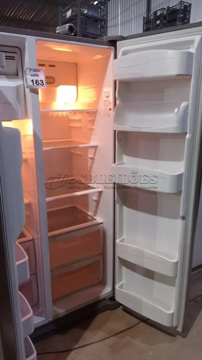 LOTE 163 - 01 GELADEIRA SIDE BI SIDE 504 LITROS 220V MARCA ELECTROLUX. (NO ESTADO) ATENÇÃO! FAZER A VISITAÇÃO ANTES DE ARREMATAR, NÃO SABEMOS SE FUNCIONA, LEILÃO NÃO TEM GARANTIA E NEM DEVOLUÇÃO, SUJEITO A POSSÍVEIS AVARIAS VISÍVEIS/OCULTAS E/OU AUSÊNCIA DE COMPONENTES.