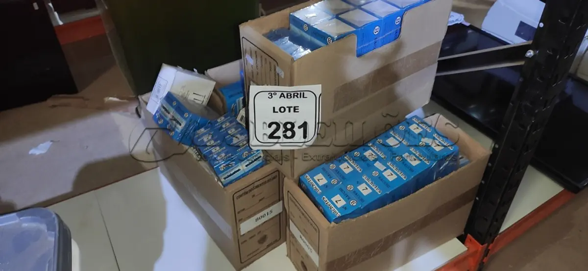 LOTE 281 - 01 LOTE COM GRANDE QUANTIDADE DE POCHETES, GRAMPOS E BOBINAS DE PAPEL PARA GRAMPEADORES. (NO ESTADO) ATENÇÃO! FAZER A VISITAÇÃO ANTES DE ARREMATAR, NÃO SABEMOS SE FUNCIONA, LEILÃO NÃO TEM GARANTIA E NEM DEVOLUÇÃO, SUJEITO A POSSÍVEIS AVARIAS VISÍVEIS/OCULTAS E/OU AUSÊNCIA DE COMPONENTES.