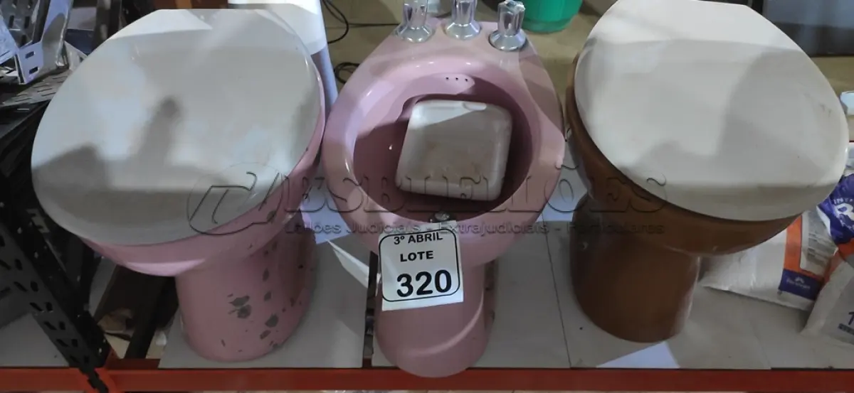 LOTE 320 - 02 VASOS SANITÁRIOS COM TAMPA, 01 BIDÊ, 01 SUPORTE DE LOUCA PARA SABONETE E 01 COLUNA PARA PIA DE BANHEIRO. (NO ESTADO) ATENÇÃO! FAZER A VISITAÇÃO ANTES DE ARREMATAR, NÃO SABEMOS SE FUNCIONA, LEILÃO NÃO TEM GARANTIA E NEM DEVOLUÇÃO, SUJEITO A POSSÍVEIS AVARIAS VISÍVEIS/OCULTAS E/OU AUSÊNCIA DE COMPONENTES.