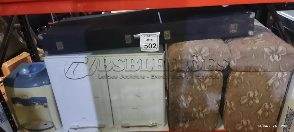 LOTE 502 - 01 ARMÁRIO PEQUENO DE COZINHA 02 PORTAS, 01 CASE NA COR PRETA E 01 BEBEDOURO PARA GARRAFÃO E 02 BAÚS ALMOFADADOS 01 BEBEDOURO PARA GARRAFÃO. (NO ESTADO) ATENÇÃO! FAZER A VISITAÇÃO ANTES DE ARREMATAR, NÃO SABEMOS SE FUNCIONA, LEILÃO NÃO TEM GARANTIA E NEM DEVOLUÇÃO, SUJEITO A POSSÍVEIS AVARIAS VISÍVEIS/OCULTAS E/OU AUSÊNCIA DE COMPONENTES.