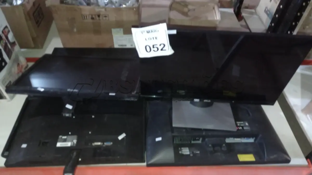 LOTE 052 - 10 MONITORES LCD DE MARCAS E MODELOS DIVERSOS. (NO ESTADO) ATENÇÃO! FAZER A VISITAÇÃO ANTES DE ARREMATAR, NÃO SABEMOS SE FUNCIONA, LEILÃO NÃO TEM GARANTIA E NEM DEVOLUÇÃO, SUJEITO A POSSÍVEIS AVARIAS VISÍVEIS/OCULTAS E/OU AUSÊNCIA DE COMPONENTES.