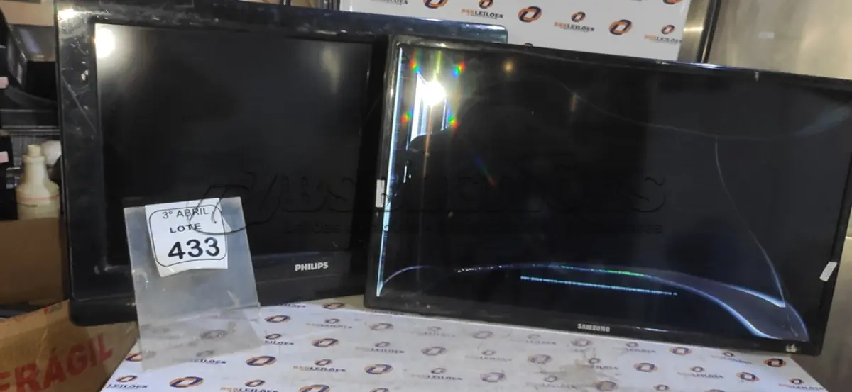 LOTE 433 - 01 TV LCD 26’’ MARCA PHILIPS E 01 TV 32’’ MARCA SAMSUNG. (NO ESTADO) ATENÇÃO! FAZER A VISITAÇÃO ANTES DE ARREMATAR, NÃO SABEMOS SE FUNCIONA, LEILÃO NÃO TEM GARANTIA E NEM DEVOLUÇÃO, SUJEITO A POSSÍVEIS AVARIAS VISÍVEIS/OCULTAS E/OU AUSÊNCIA DE COMPONENTES.