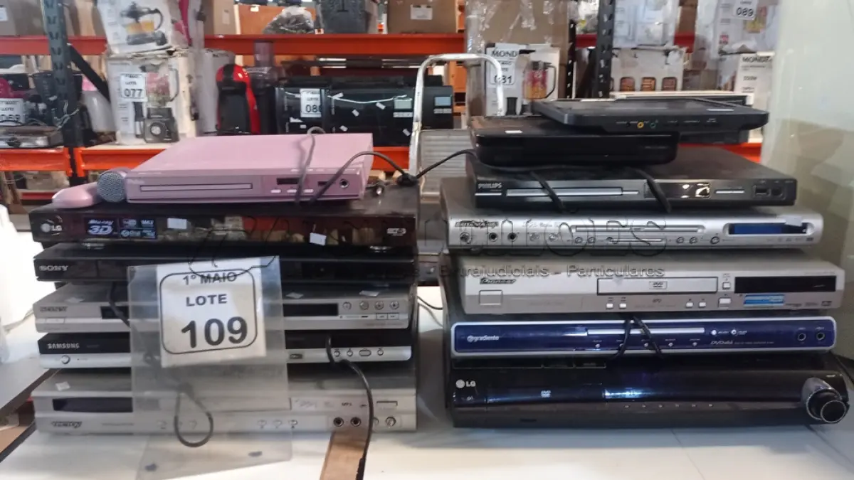 LOTE 109 - 12 APARELHOS DE DVD DE MARCAS E MODELOS DIVERSOS. (NO ESTADO) ATENÇÃO! FAZER A VISITAÇÃO ANTES DE ARREMATAR, NÃO SABEMOS SE FUNCIONA, LEILÃO NÃO TEM GARANTIA E NEM DEVOLUÇÃO, SUJEITO A POSSÍVEIS AVARIAS VISÍVEIS/OCULTAS E/OU AUSÊNCIA DE COMPONENTES.